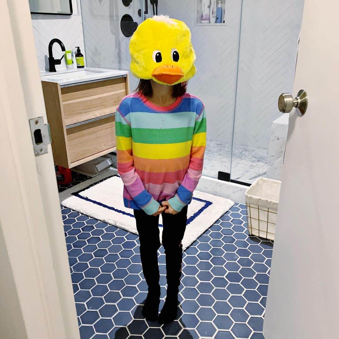 Ilana Wilesさんのインスタグラム写真 - (Ilana WilesInstagram)「Harlow is performing in her first school play today! She is the duck in Peter and the Wolf. It will be filmed in class with a green screen, incorporating both the in-person kids and the virtual kids through some kind of technical wizardry, and then shown to the parents online after the fact. I don’t know much about the story, except that Harlow gets eaten by the wolf at some point. She’s also got the last line— she screams “I’m alive!” from inside the wolf’s belly. I’ll be curious to see how they block that scene with proper social distancing! 2020 is WiLD. It is a true testament to her teachers that Harlow views this whole experience as nothing but exciting and new. Break a duck leg, Harlow! 👏🏻👏🏻👏🏻」12月12日 1時57分 - mommyshorts
