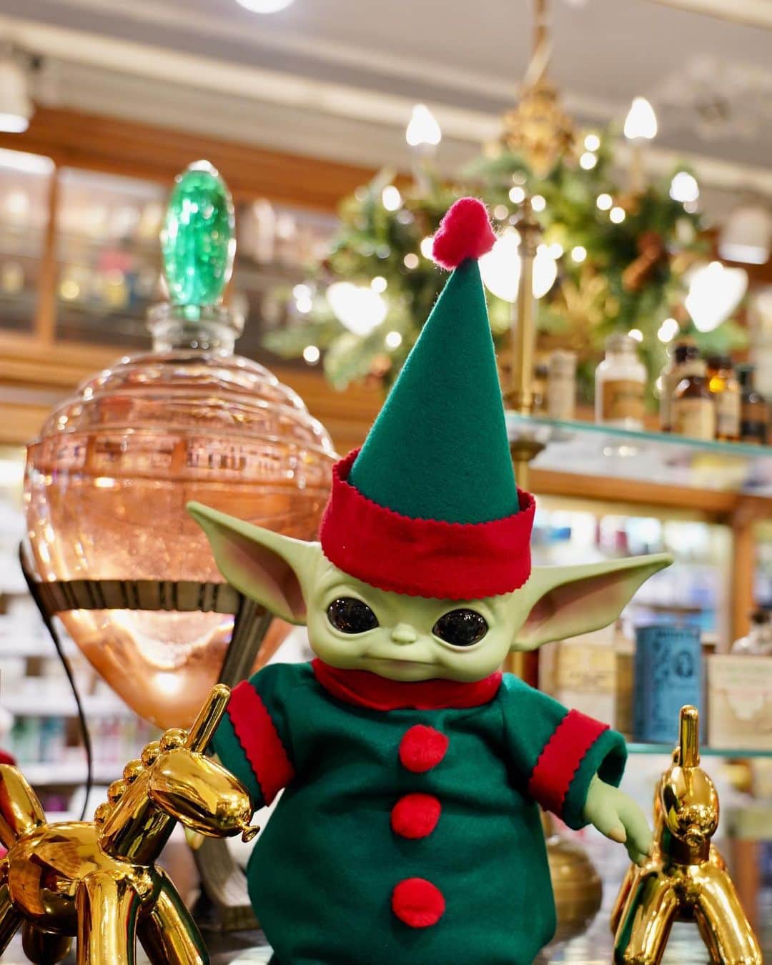 C.O. Bigelowさんのインスタグラム写真 - (C.O. BigelowInstagram)「Baby Yoda elves have taken over the beauty counter at Bigelow's! 🎄 Stop by and tell them what you want for the holidays! 😉 🎁⁠⠀」12月12日 1時58分 - cobigelow