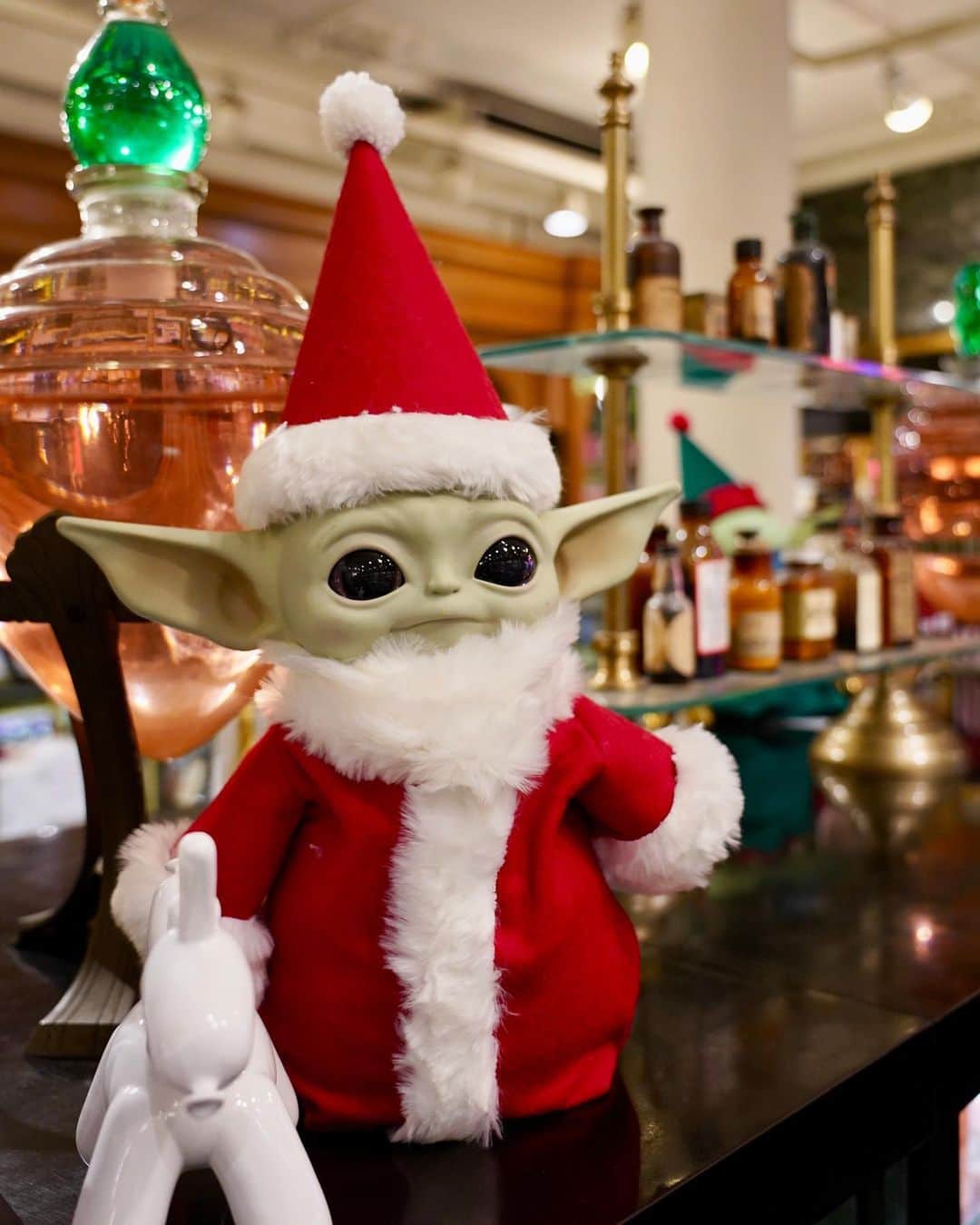 C.O. Bigelowさんのインスタグラム写真 - (C.O. BigelowInstagram)「Baby Yoda elves have taken over the beauty counter at Bigelow's! 🎄 Stop by and tell them what you want for the holidays! 😉 🎁⁠⠀」12月12日 1時58分 - cobigelow