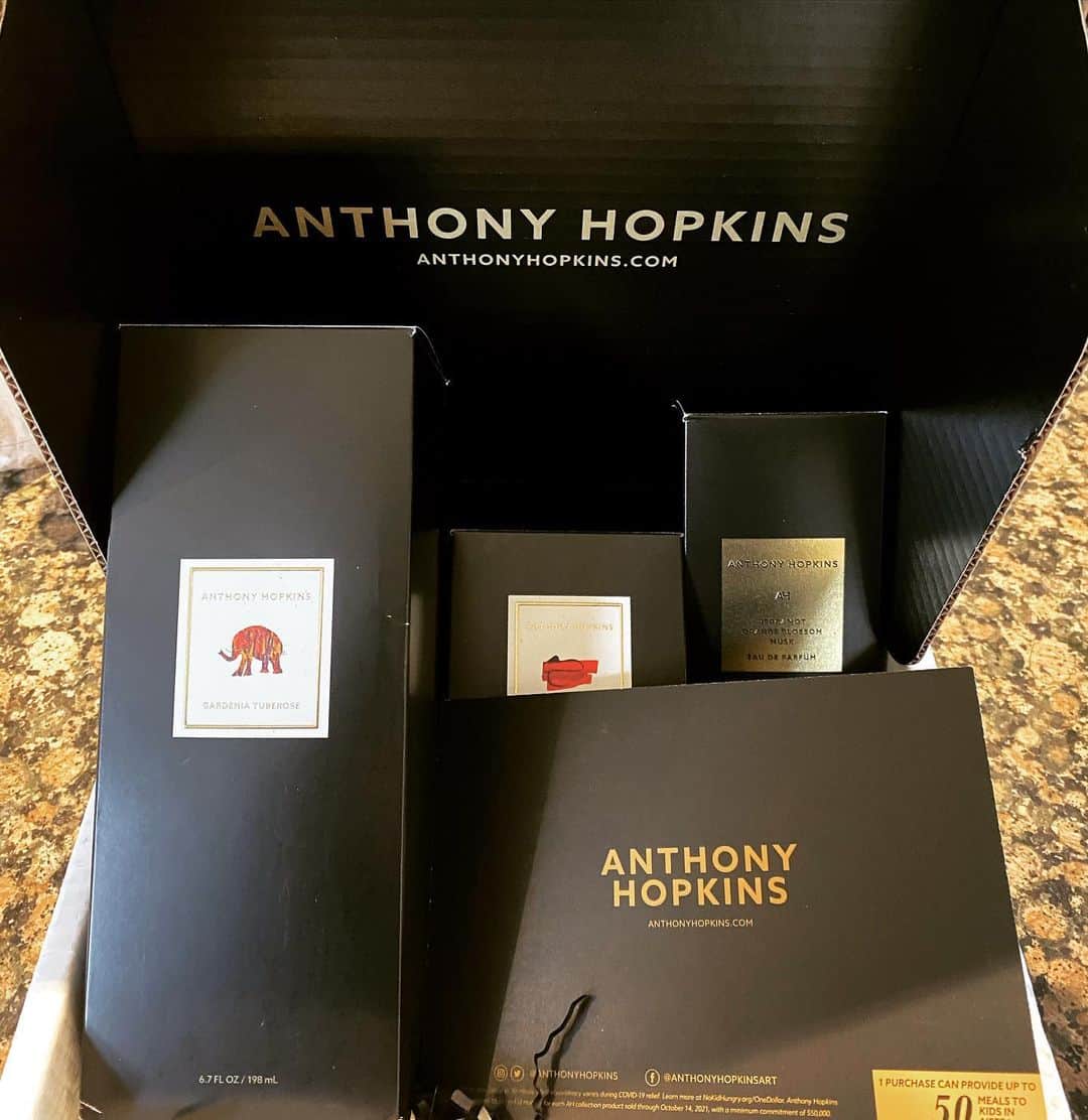 コリン・オドナヒューのインスタグラム：「I just received my order from the @anthonyhopkinscollection. They are stunning! Amazing work by @anthonyhopkins and Stella Hopkins in aid of @nokidhungry! #anthonyhopkinscollection https://www.anthonyhopkins.com/」