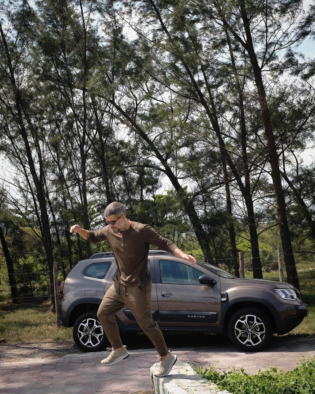 Bruno Gagliassoさんのインスタグラム写真 - (Bruno GagliassoInstagram)「Esse aqui é o meu #RenaultDUSTER💪 Tecnológico, forte e robusto. Encara qualquer desafio, me acompanha em toda aventura e o melhor: a família adora o conforto na hora de pegar a estrada. Quem aí também adora esse SUV? #GigantePorNatureza @RenaultBrasil #Ad」12月12日 1時51分 - brunogagliasso