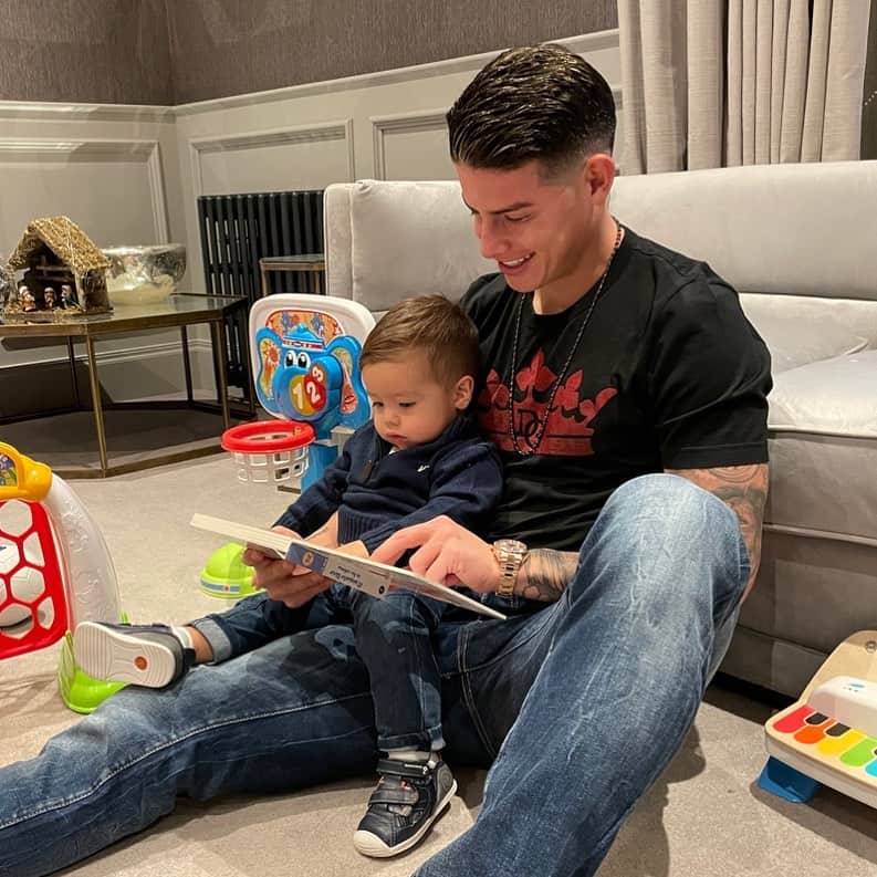 ハメス・ロドリゲスのインスタグラム：「Estos momentos son mágicos. 👨‍👦🎄」