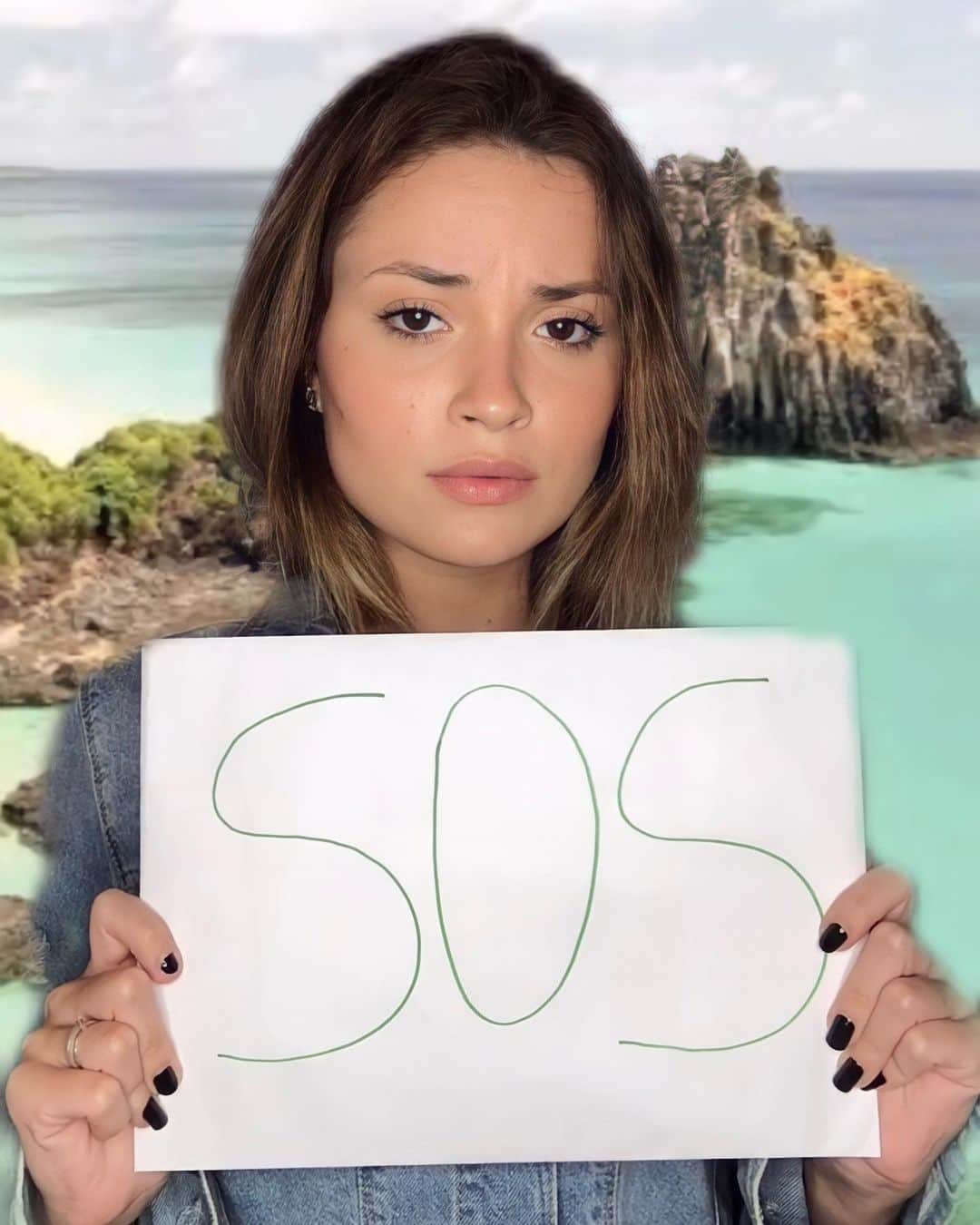 ライサ・チャダッドのインスタグラム：「Gente, acordei perdida nessa ilha! Alguém sabe onde eu estou? Alguma dica pra eu conseguir chamar ajuda? Tão afim de entrar nessa aventura comigo? Espero vocês, às 16h30, hoje no meu canal do Youtube. A @primevideobr vai estar com a gente e vamos descobrir o que acontece em #TheWilds #VidasSelvagens」