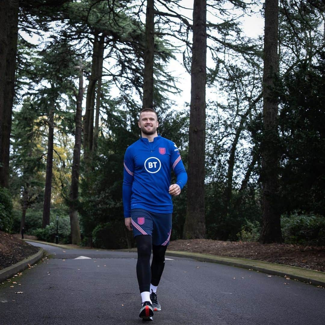 サッカー イングランド代表チームさんのインスタグラム写真 - (サッカー イングランド代表チームInstagram)「Strolling into the weekend like... 😃」12月12日 2時00分 - england