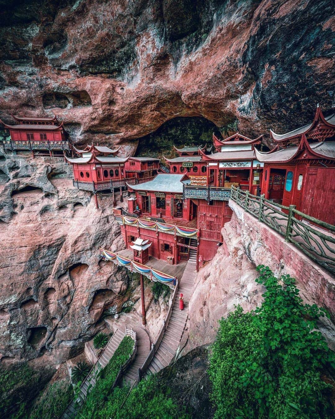 Discover Earthさんのインスタグラム写真 - (Discover EarthInstagram)「Taining Danxia Hanging Temple, Fujian Fujian is a province on the southeast coast of China, across from Taiwan. Most of the province is governed by the People’s Republic of China, but some Fujianese islands, namely Kinmen and Matsu, are controlled by the Republic of China (Taiwan). It is one of the largest tea-producing provinces in China, as well as one of the country’s most affluent. Like most Chinese provinces, Fujian is made up of primarily Han Chinese; however, uniquely to Fujian and the surrounding areas, many of the Han residents identify as Hakka, a culturally distinct group of Han Chinese. These temples are named because they seem to hang in the Taning Danxia landform on Dajingu Lake, Fujian province.  #discoverchina🇨🇳 with @youknowcyc   . . . . . .  #china  #beijing  #中国  #shanghai  #chinese  #asia  #hongkong  #중국  #guangzhou  #китай  #上海  #korea  #xian  #chengdu  #shenzhen  #instachina  #北京」12月12日 2時00分 - discoverearth