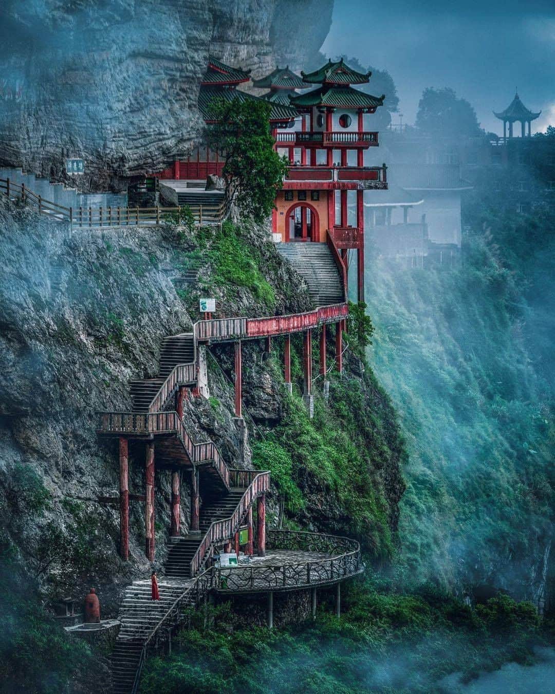 Discover Earthさんのインスタグラム写真 - (Discover EarthInstagram)「Taining Danxia Hanging Temple, Fujian Fujian is a province on the southeast coast of China, across from Taiwan. Most of the province is governed by the People’s Republic of China, but some Fujianese islands, namely Kinmen and Matsu, are controlled by the Republic of China (Taiwan). It is one of the largest tea-producing provinces in China, as well as one of the country’s most affluent. Like most Chinese provinces, Fujian is made up of primarily Han Chinese; however, uniquely to Fujian and the surrounding areas, many of the Han residents identify as Hakka, a culturally distinct group of Han Chinese. These temples are named because they seem to hang in the Taning Danxia landform on Dajingu Lake, Fujian province.  #discoverchina🇨🇳 with @youknowcyc   . . . . . .  #china  #beijing  #中国  #shanghai  #chinese  #asia  #hongkong  #중국  #guangzhou  #китай  #上海  #korea  #xian  #chengdu  #shenzhen  #instachina  #北京」12月12日 2時00分 - discoverearth