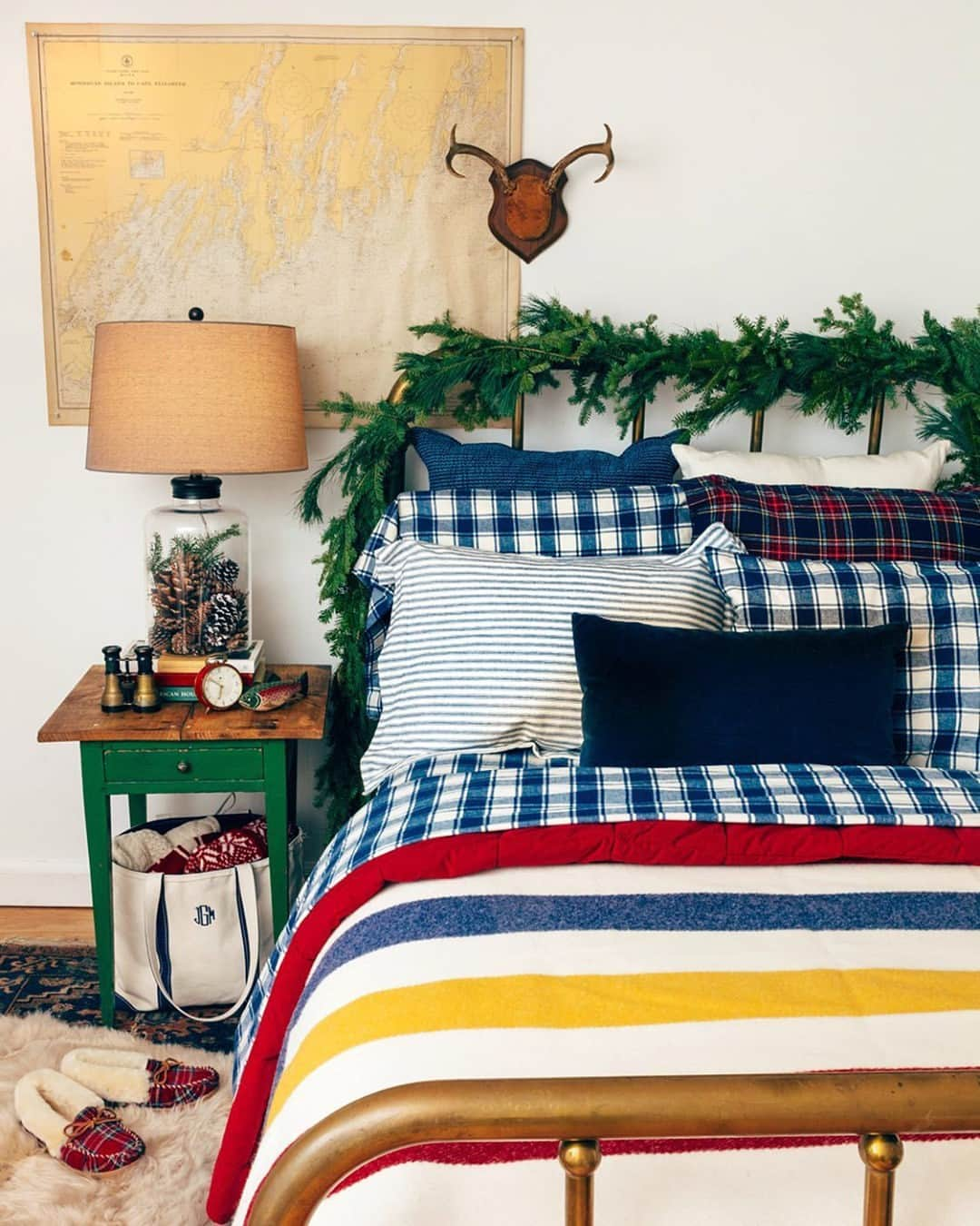 ELLE DECORさんのインスタグラム写真 - (ELLE DECORInstagram)「Flannel, plaid, and festive all over.❤️🎁 Find our favorite holiday decorating ideas for your bedroom at the link in bio. #regram 📸: @jackiegreaney」12月12日 2時01分 - elledecor