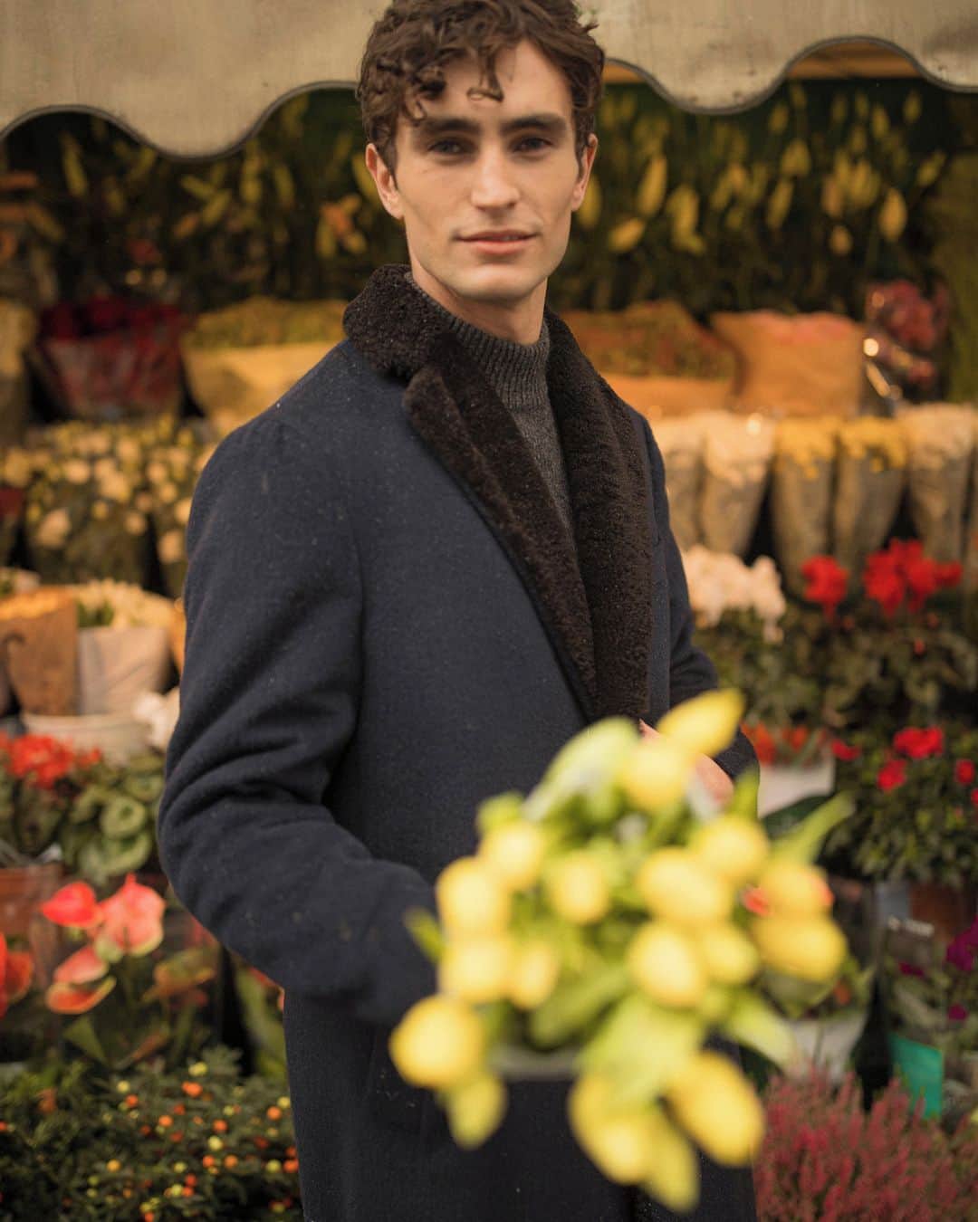のインスタグラム：「The comfort of fresh flowers and a smile  #Boglioli⁣ #Milano #FW2020 #smile #color #rain #campaign #flowers #coat」