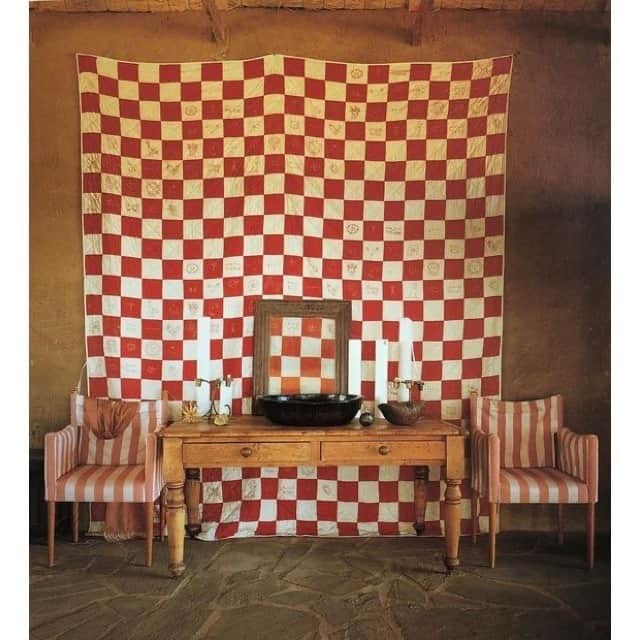 のインスタグラム：「The home of Alex Willcock, featuring chairs he designed and a wall hanging by David Band. Photographed by Mary Gilliatt, 2001.」