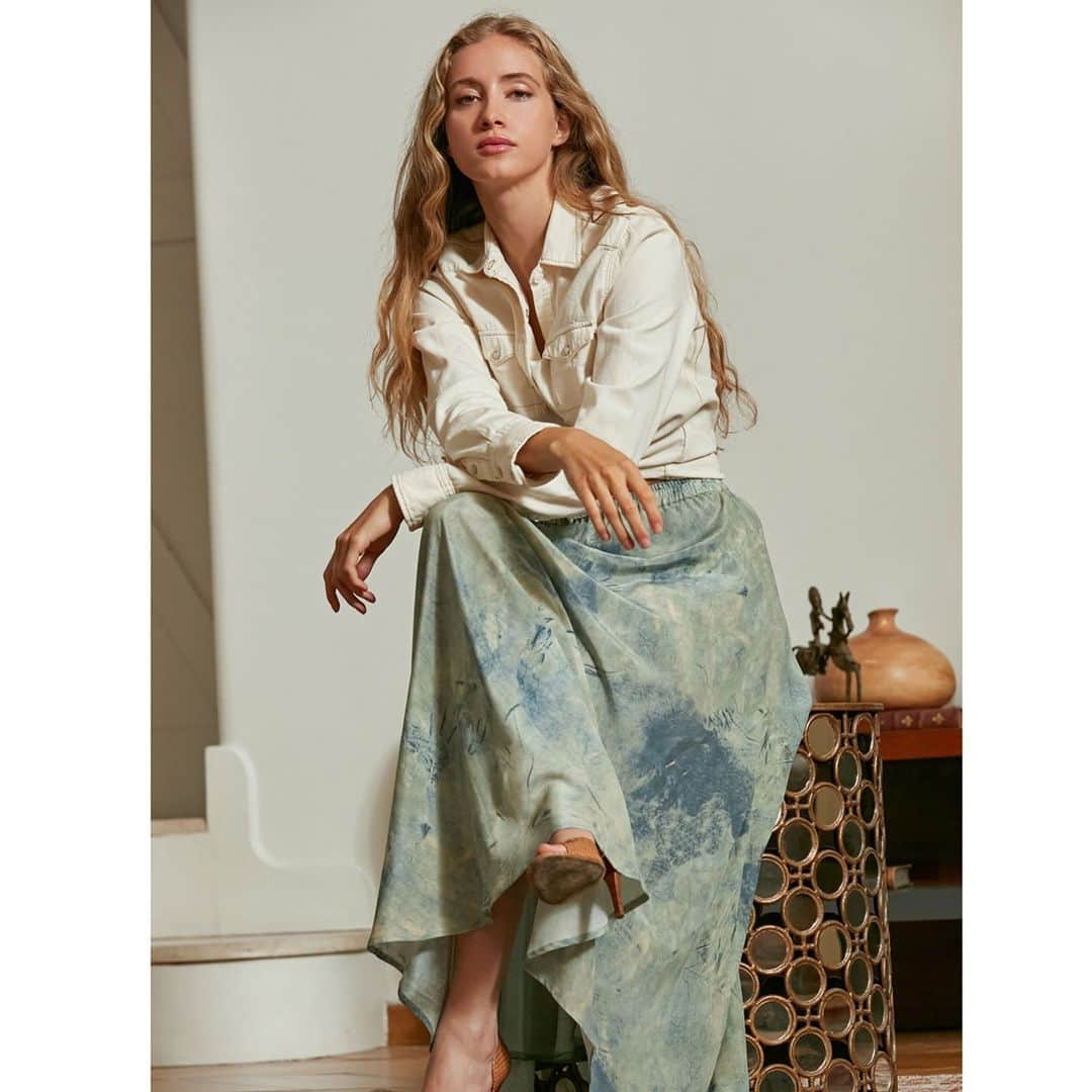 メドモアゼルさんのインスタグラム写真 - (メドモアゼルInstagram)「Silk skirt with ultra soft texture⁠ ⁠ Mesdemoisellesparis.com ⁠ ⁠ #ootd #igfashion #fashion #fashionblogger #fashionweek #fashionlover #outfitoftheday #designer #stylist #tenuedujour #lookdujour #shoppingaddict #fashiongram #fashionstyle #rootsdeluxe #mfw #afphitoart」12月12日 2時03分 - mesdemoisellesparis