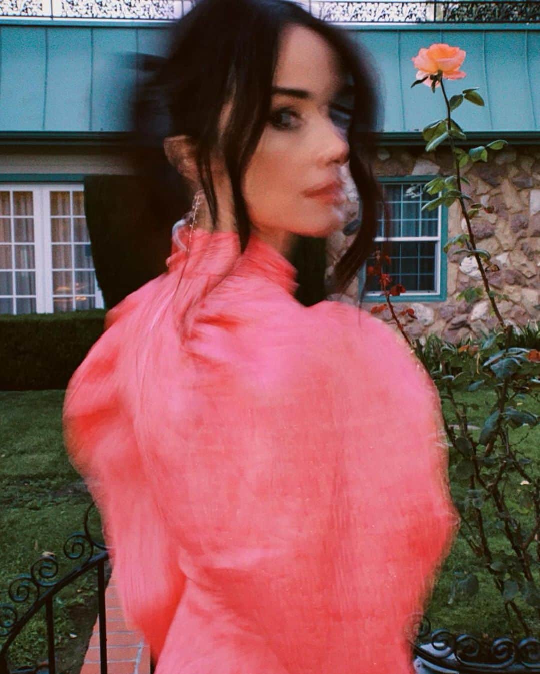 アビゲイル・スペンサーさんのインスタグラム写真 - (アビゲイル・スペンサーInstagram)「🎀🌿🐈. #prettyinpink #80sstyle #ponytail 📷 @claytonhawkins」12月12日 2時04分 - abigailspencer