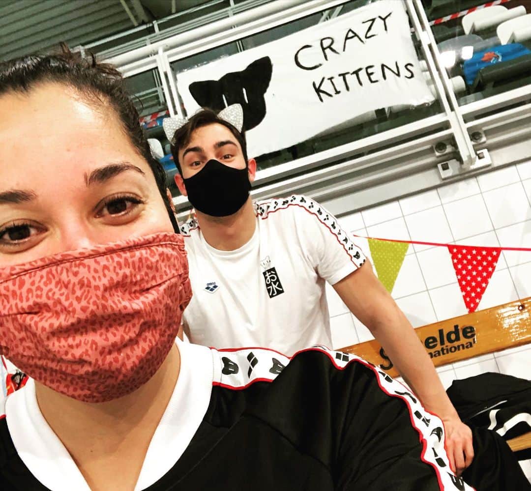 ラノミ・クロモウィジョジョのインスタグラム：「We sluiten het jaar af in stijl met de I M Wouda Cup! 🔥😁met een verplichte IM (wisselslag) afstand en aan het eind van iedere sessie een “fun” IM event. 🔥🔥 erg blij met m’n MEGA PB 58.6 op de 100 IM. Team Crazy Kittens staat na dag 1 bovenaan de ranking 💪🏽😹😸」