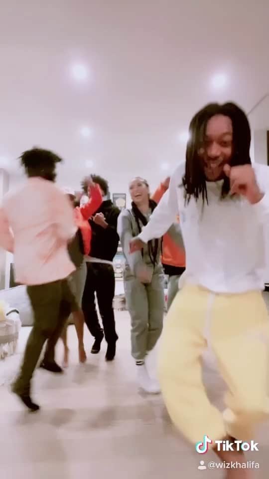 ウィズ・カリファのインスタグラム：「When tha shrooms kicc in 🦈💕」