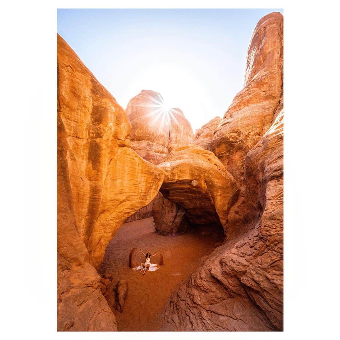 シャンテル・ヴァンサンテンのインスタグラム：「#FlashbackFriday travel series from Utah this summer. Being in Salt Lake City shooting these last few weeks has me reminiscing about the magical Moab. It was a huge check off the bucket list... Utah is such a STUNNING state! #SandDuneArch #moab」