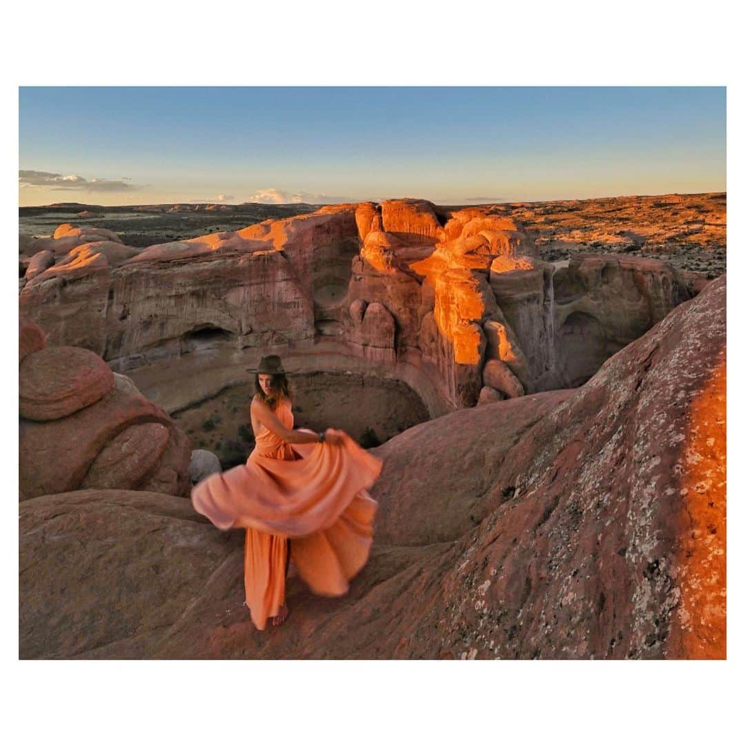 シャンテル・ヴァンサンテンのインスタグラム：「#FlashbackFriday travel series from Utah this summer. Being in Salt Lake City shooting these last few weeks has me reminiscing about the magical Moab. It was a huge check off the bucket list... Utah is such a STUNNING state! #moab」