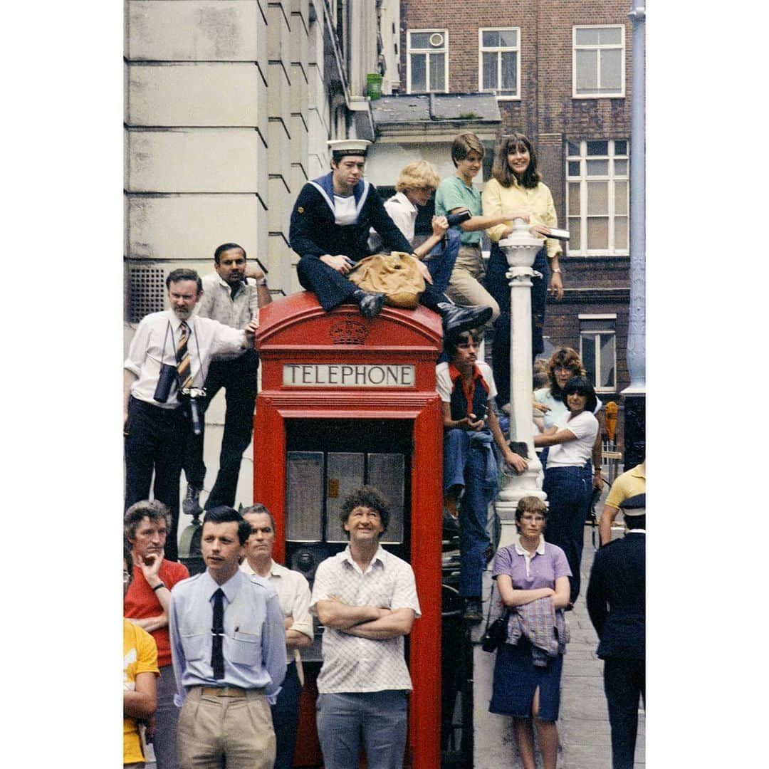 マリオ・テスティーノさんのインスタグラム写真 - (マリオ・テスティーノInstagram)「I was living in Covent Garden when Prince Charles and Princess Diana got married, back in 1981. The streets were full of celebration. Everyone wanted to see the procession of carriages and cars taking the Royal Family from Buckingham Palace to St. Paul’s Cathedral, where the ceremony took place. People had been waiting for hours, with flags, signs and incredible enthusiasm, and I had to use all my powers of persuasion to get some space at the top of a phone box, from where I shot this image. Surprisingly, it looks like The Queen Mother was looking my way at the exact moment of the shot. My very first encounter with royal photography. _ Vivía en Covent Garden cuando el Príncipe Carlos y la Princesa Diana se casaron, allá por 1981. Las calles estaban llenas de celebración. Todos querían ver la procesión de carruajes y coches que llevaban a la Familia Real desde el Palacio de Buckingham hasta la Catedral de St. Paul, donde se iba a realizar la ceremonia. La gente había estado esperando durante horas, con banderas, carteles y un entusiasmo increíble, y tuve que usar todo mi poder de convencimiento para que me dejaran un espacio en el techo de una cabina telefónica, desde donde tomé esta imagen. Sorprendentemente, parece que la Reina Madre me estaba mirando en el momento exacto de la foto. Mi primer encuentro con la fotografía Real.  #BritishRoyalFamily #TheQueenMother #TestinoArchive」12月12日 2時12分 - mariotestino