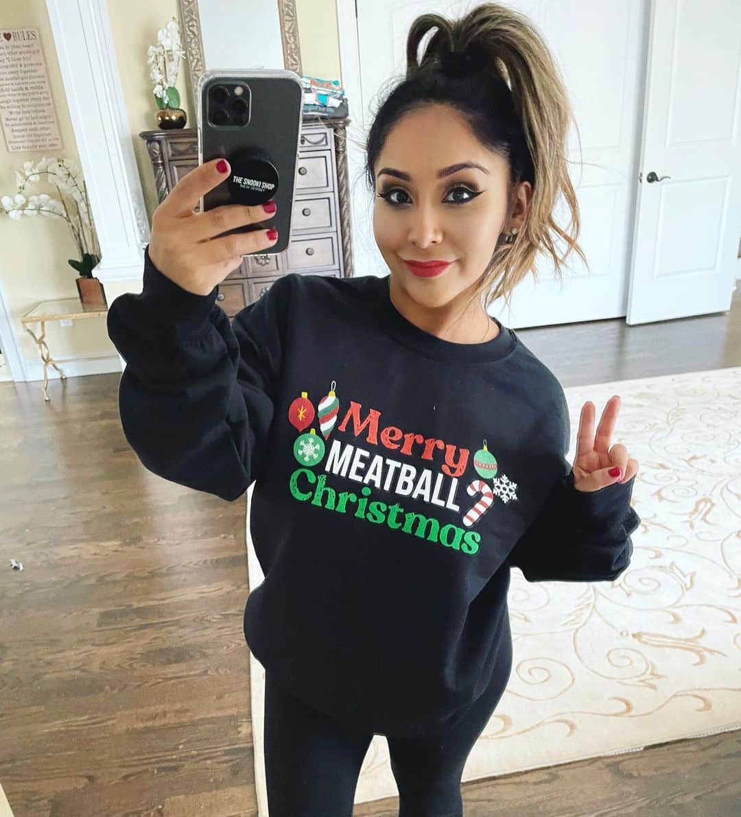 ニコール・ ポリッツィのインスタグラム：「XMAS SWEATERS🎅🏽 #teammeatball @meatballmerch 🤞🏽 Order Today to get in time for the Holidays!! 🎅🏽 WHICH MEATBALL SWEATER ARE YOU?! 👀」