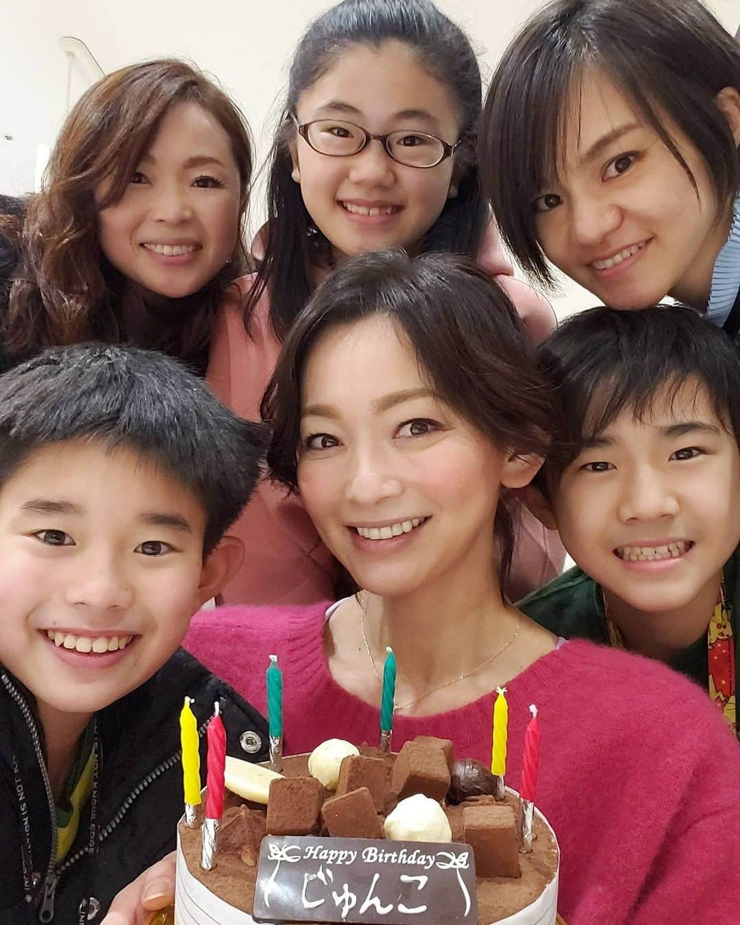 佐藤純さんのインスタグラム写真 - (佐藤純Instagram)「またお誕生日ネタですいません🙏💦  ママ友がサプライズでお祝いしてくれました🎂😆❤  残業で来れない💦って言ってたのに…ケーキを持って現れたー🤣🤣🤣  もぉビックリ‼️  ふたりで何日も前から考えてくれてたみたい😁❤️  嬉しくてウルッとしたわー😭💕  ありがとー❤️  保育園時代からずっと仲良しのママ友。  きっとおばあちゃんになっても３人でお茶飲みながら喋りまくるんだろうな～🤣  #誕生日プレゼント #サプライズ #残業って言ってたよね？ #え？いつから騙されてる！ #ありがとう #大好き #ママ友 #ママ #ママモデル #モデル #mama #mamamodel #model」12月12日 2時24分 - junsatoidea