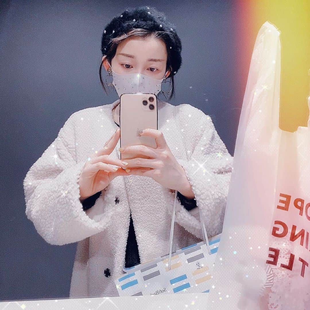黒川沙良のインスタグラム：「《悲報》スマホがやっとタピオカになって喜んでたところ全力でバックアップに失敗してLINEが終わた👼あたしが積み重ねた愛おしい思い出たちが一瞬で消滅したの。あんなに濃厚な日々がこんなにも一瞬で消えていくなんて。ガン萎え。トークルームまっさら🤍とてつもなくかなしい🧟‍♀️多分友達もそこそこいなくなた😩せつないわ🧟‍♀️また会えるかしら。どうかしらね。必要なら私を探し出して、とかちょっと素敵🥺  明日は引きこもって制作に励む👻🌟❤️」