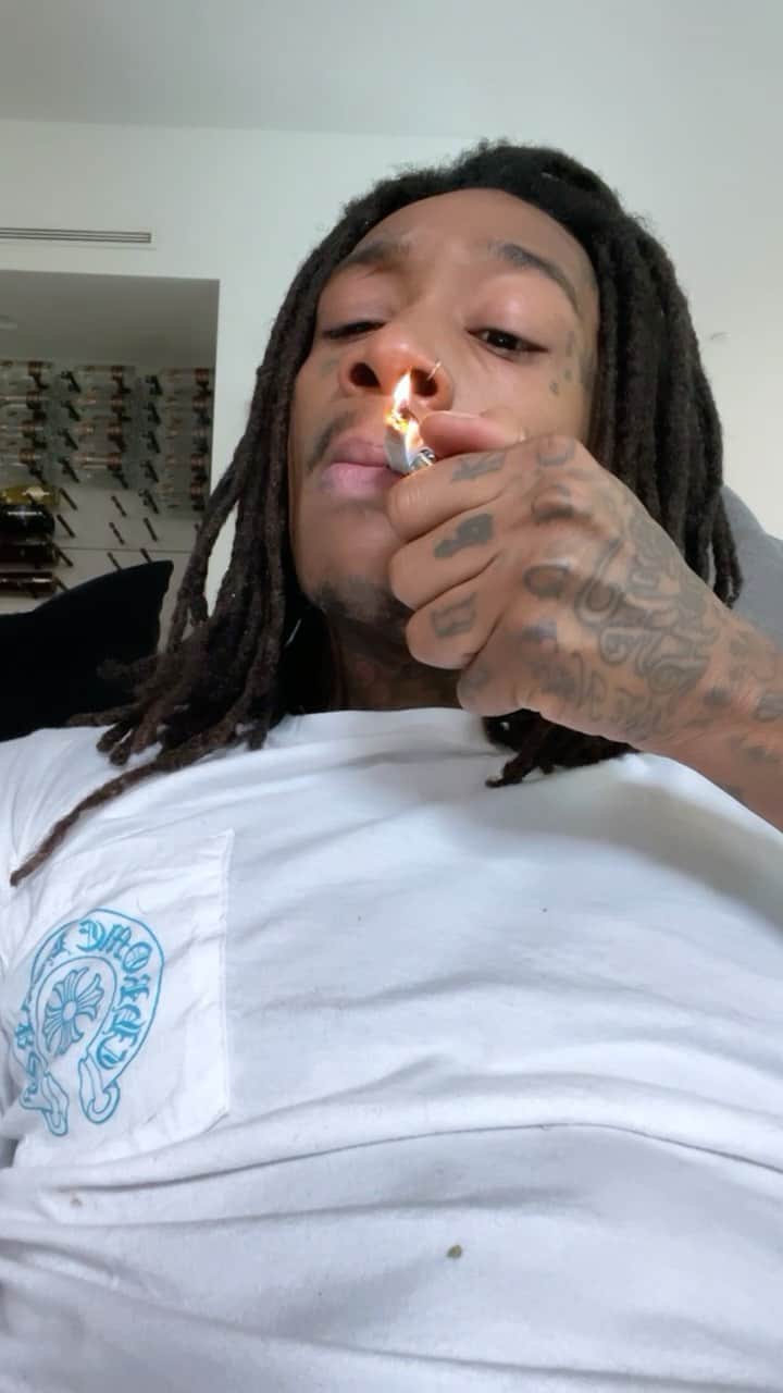 ウィズ・カリファのインスタグラム：「Wake and bake 🦈💕」