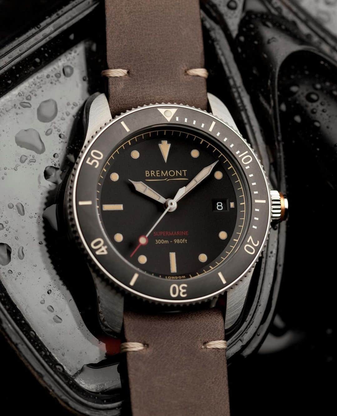 のインスタグラム：「No watch leaves our Henley-on-Thames watchmaking facility without being fully tested. ⁠⠀ ⁠⠀ The Supermarine 301 has a more unique procedure, as we ensure that every S301 watch can withstand the pressure of diving to 300 metres. The helium escape value must deploy to ensure the gases within the watch are released as the pressure increases. ⁠⠀ ⁠⠀ Tap to learn the story behind the S301.⁠⠀ ⁠⠀ #bremont #bremontwatches #supermarine #spitfire #diving #divingwatch #navy #navywatch #ocean #deepseadiving #deepsea #scubadiving #scuba #travel #adventure」