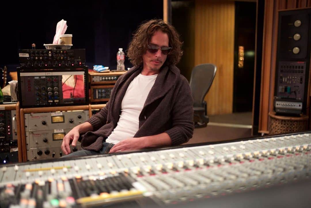Kerrang!さんのインスタグラム写真 - (Kerrang!Instagram)「The estate of Chris Cornell has released a digital album of unheard covers by the late Soundgarden legend. The surprise final album, No One Sings Like You Anymore is available to listen to now 🙌 ⠀⠀⠀⠀⠀⠀⠀⠀⠀ 📸: @ndrewstuart ⠀⠀⠀⠀⠀⠀⠀⠀⠀ @chriscornellofficial #kerrang #kerrangmagazine #chriscornell #noonesingslikeyouanymore  #soundgarden #audioslave #templeofdog #rock #grunge」12月12日 2時21分 - kerrangmagazine_