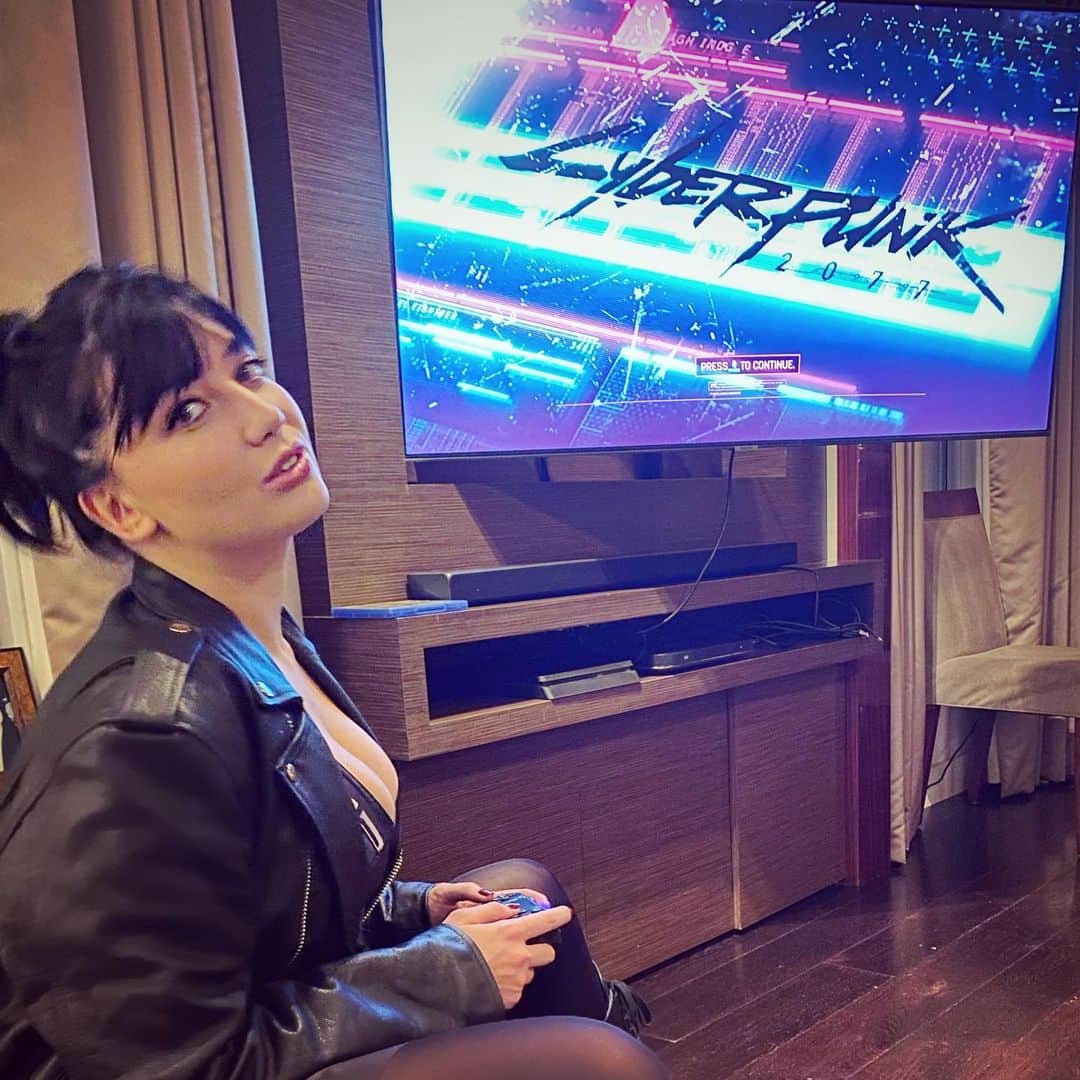 デイジー・ロウのインスタグラム：「I am ecstatic that  @Cyberpunkgame is FINALLY OUT this weekend! I will be in Night City for the foreseeable future- see you there?! #Cyberpunk2077 Check out my stories for more information #ad #gamergirl 🖤🎮🖤」