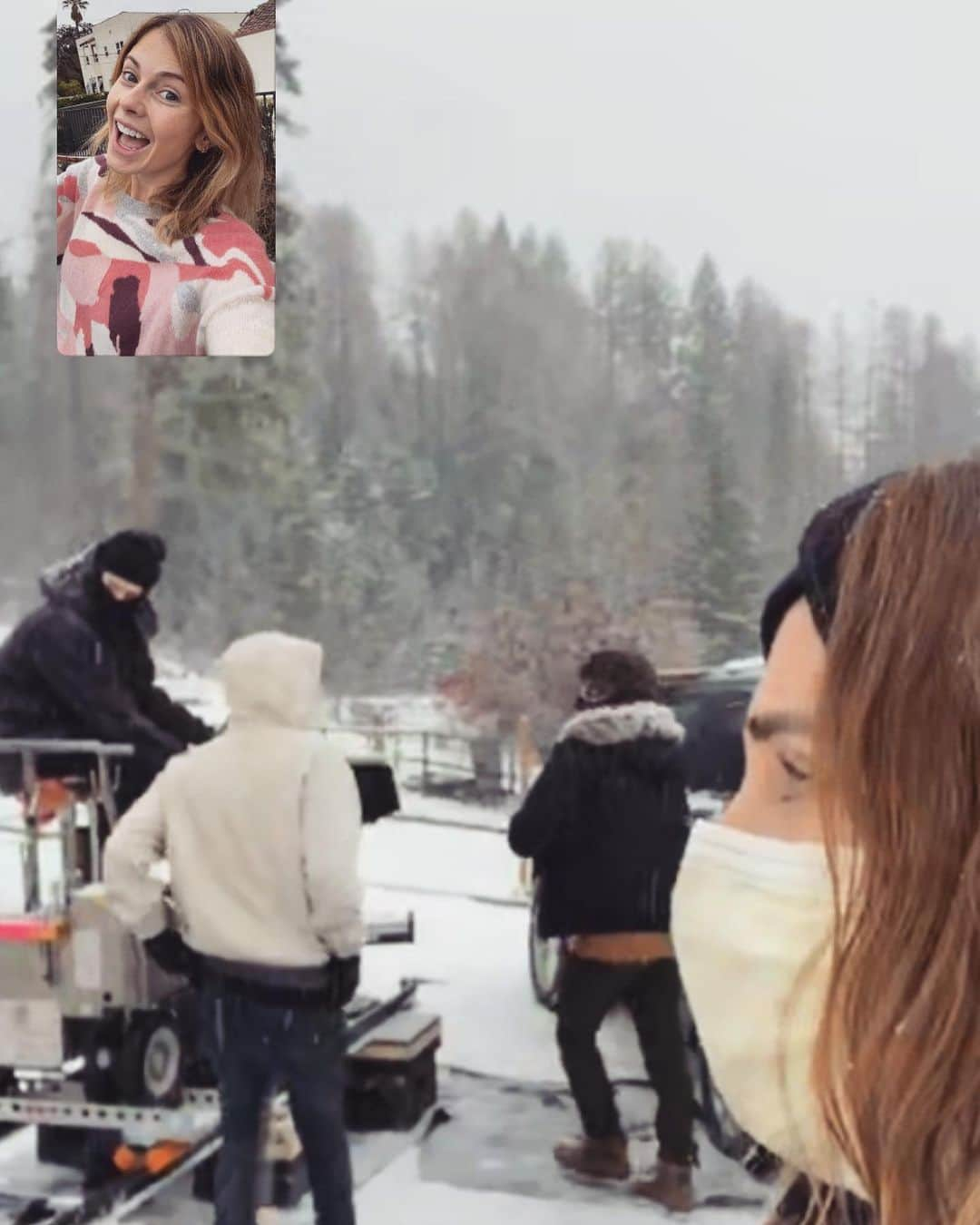 ローズ・マクアイヴァーさんのインスタグラム写真 - (ローズ・マクアイヴァーInstagram)「I think the snow was interfering with the connection cause it sounded like she kept saying “can I get back to work now”. Unlikely!」12月12日 2時39分 - imrosemciver