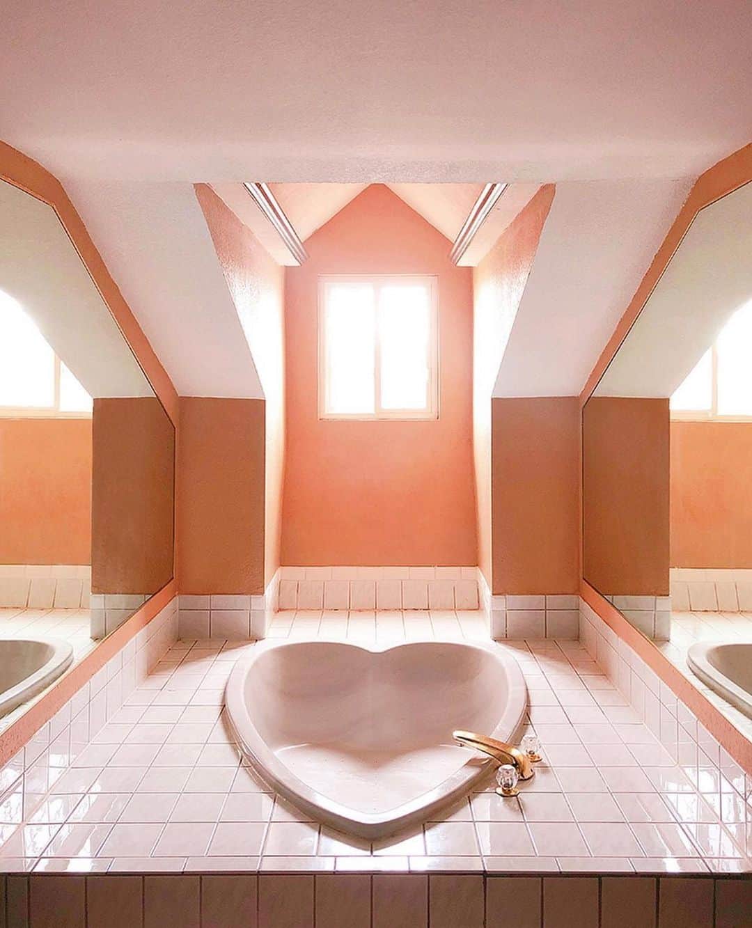 Crazy Roomsのインスタグラム：「Who else wants a heart shaped bathtub 😍🥰 ft @aprettycoolhoteltour」