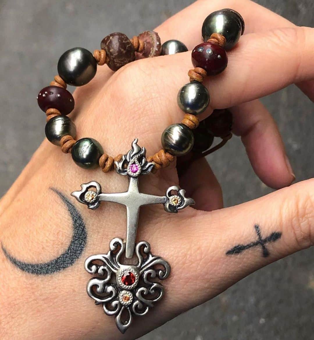 のインスタグラム：「Made with a lot of love for @createur5 . The Sacred Cross & Tahitian pearls necklace. Our exclusive point of sale in Bucharest : the best ! Thank you for many years of collaboration dear Alex #jewelryasmedecinecm #customorder #cross #croce #croix #tahitianpearls #necklace #love #Romania #Bucharest #shoplocal #artist #artisan #luxury #vision #jewelrydesigner」