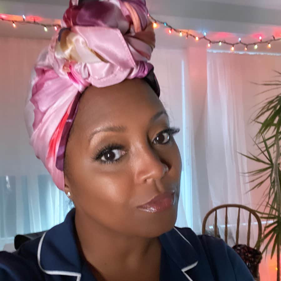 のインスタグラム：「The Christmas Aunt airs again TONIGHT on @lifetimetv in #CANADA !!! #RealBlackGirlTVMoment #WeWearHeadScarvesToBed #HadToKeepItCuteTho 😂 #ItsAWonderfulLifetime #TheChristmasAunt」