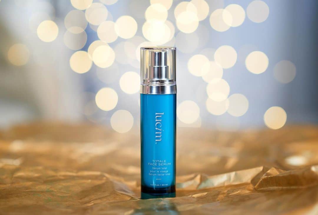 ARIIX Officialさんのインスタグラム写真 - (ARIIX OfficialInstagram)「You could even say it glows. 🤩 Santa can't deliver bright, youthful radiance, but #Lucim can. ✨  This 7-in-1 Totale Face Serum uses advanced Bakuchiol, Matrixyl™ peptides, a hyaluronic acid complex and a proprietary multivitamin complex with exclusive liposome encapsulation technology.  🛒 Buy Now » ShopARIIX.com 🧴 Details » https://bit.ly/LucimFacts  #resultsovertrends #flawlessskinFTW #ariix360 #ariix365 #dermatologisttested #botanicals #crueltyfree #leapingbunny #vegan #nontoxic #glutenfree #nongmo #ewgverified #madeintheusa #ariix #ariixproducts #myariixlife #skincare #sustainable #lucimtotalefaceserum #skincareproducts #skincaretips #lucimskincare #skincareroutine #skincaregifts #giftideas #giftsforher」12月12日 2時49分 - partnercoglobal