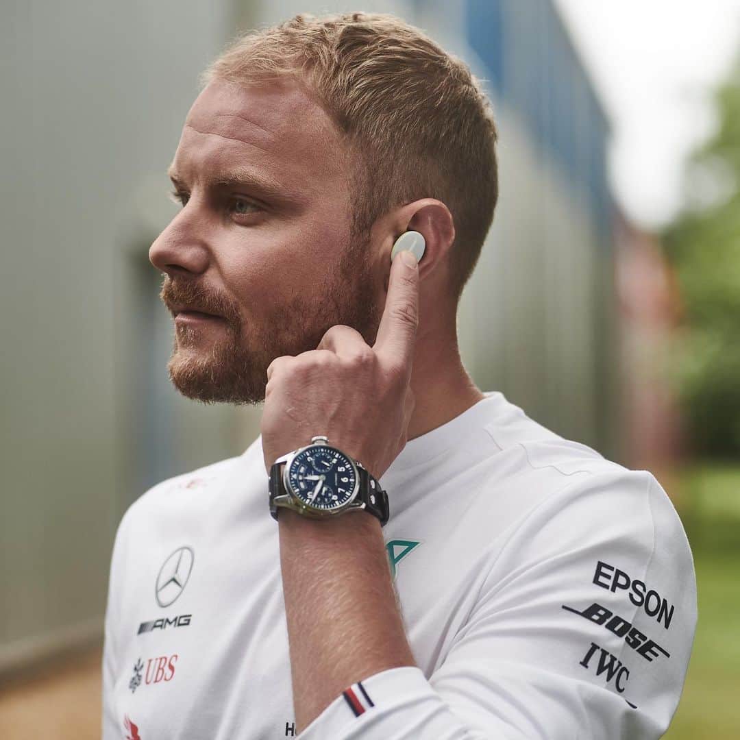MERCEDES AMG PETRONASさんのインスタグラム写真 - (MERCEDES AMG PETRONASInstagram)「Built to withstand the toughest of workouts 💪 It’s about strength and stamina for @lewishamilton, @valtteribottas, and their slick Sport Earbuds by @bose 🔥」12月12日 2時51分 - mercedesamgf1