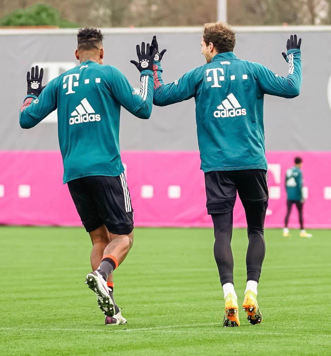 のインスタグラム：「Winners Hands Up! 😂 we did it again @leon_goretzka 💪🏽」