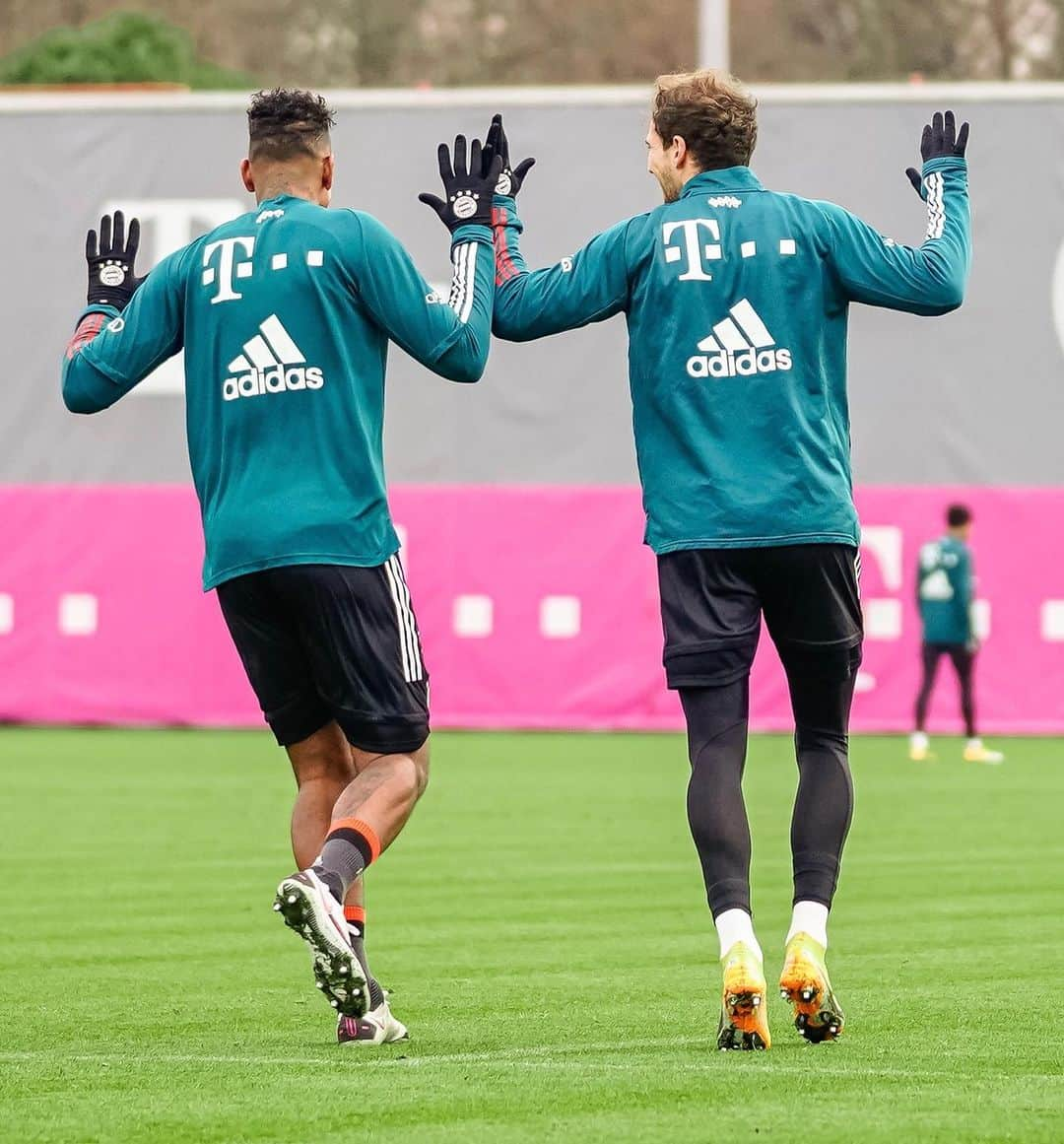 ジェローム・ボアテングさんのインスタグラム写真 - (ジェローム・ボアテングInstagram)「Winners Hands Up! 😂 we did it again @leon_goretzka 💪🏽」12月12日 2時54分 - jeromeboateng