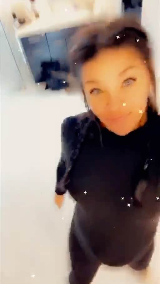 ジェシカ・ゾアのインスタグラム：「Dance sesh with my favorite girl. #babymamadance」