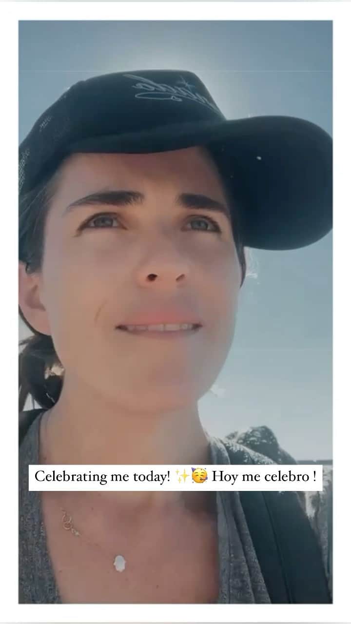 カーラ・ソウザのインスタグラム：「Celebrating me today! ✨🥳 Hoy me celebro ! A la 🏝」