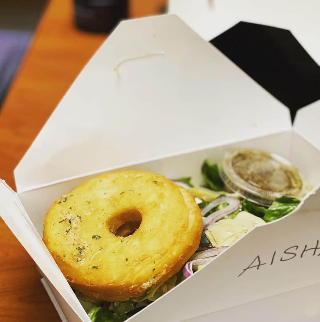 アイシャ・タイラーのインスタグラム：「My work lunch today came with something called a “salad donut” and that is peak America I need to lie down send help  🍩 🥗👻  EDIT: that sh*t was DELICIOUS (it’s savory).」