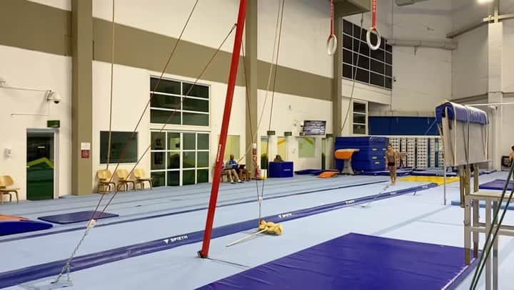 ジャジ・バルボサのインスタグラム：「#sextou ❤️ #fridaymood #gym #gymnastics #gymlife #gymworld #chalkgirl #stepbystep @timeflamengo @timebrasil @cbginastica #caixa」