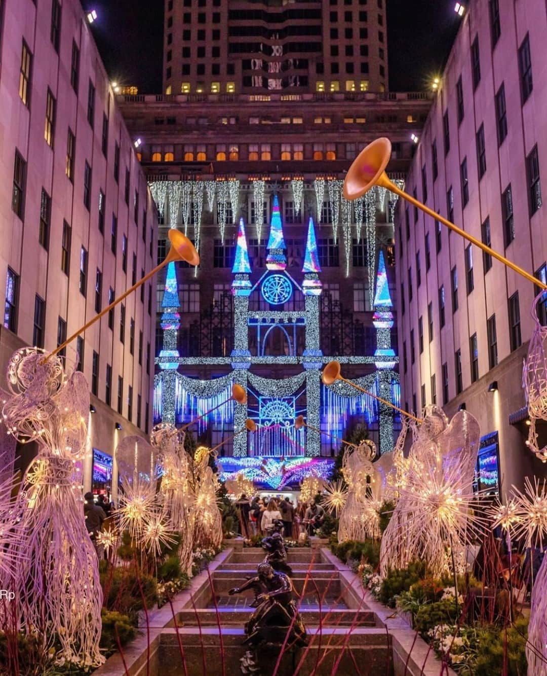 Earth Picsさんのインスタグラム写真 - (Earth PicsInstagram)「New York City’s iconic holiday lights! 🎄✨ Tag a friend you’d like to see these lights with! Photo by @ricp2206」12月12日 3時00分 - earthpix