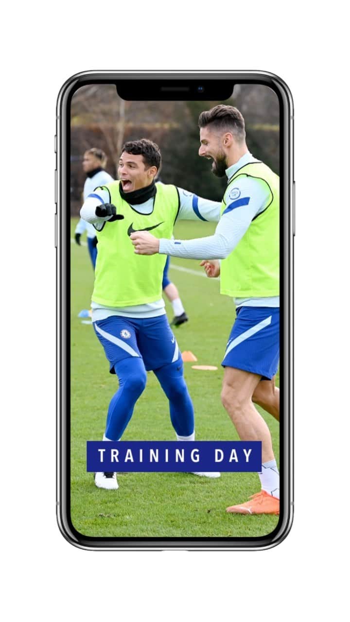 チアゴ・シルヴァのインスタグラム：「🇧🇷 A gente treina mas também se diverte 🔵🔵 @chelseafc  🇬🇧 Training session but also a moment to have fun 🔵🔵 @chelseafc  • • • #ThiagoSilva #OhhThiagoSilva #CFC #Chelsea #FamiliaSilva #ChelseaFC #London #LondonCalling #Londres #UnitedKingdom #England #Inglaterra #ThiagoIsBlue #WeAreBlue #ChelseaFans #BluesForever #cfcfans #chelseafootballclub #Chelseafcfans #StopCorona #CoronaOut #StopCovid #CHELEE #StamfordBridge #Reels #InstaReels #InstagramReels」
