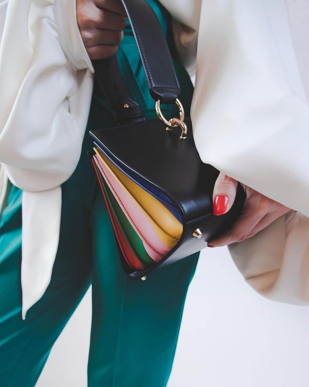 サラバターリアのインスタグラム：「....COLORS, TAILORING AND LOVE.  sarabattaglia.com」