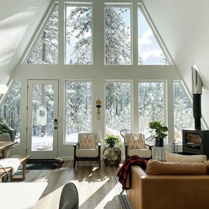 のインスタグラム：「Danielle’s snowglobe-perfect cabin in the woods is just right for a cozy holiday retreat with your loved ones. Not that you’d ever need a break from all that togetherness, but there’s also lots to do nearby. After snowtubing or a leisurely round of snolf (what, it’s a thing), enjoy a long, hot soak in a geothermal pool.  Photo: @rorahaus」