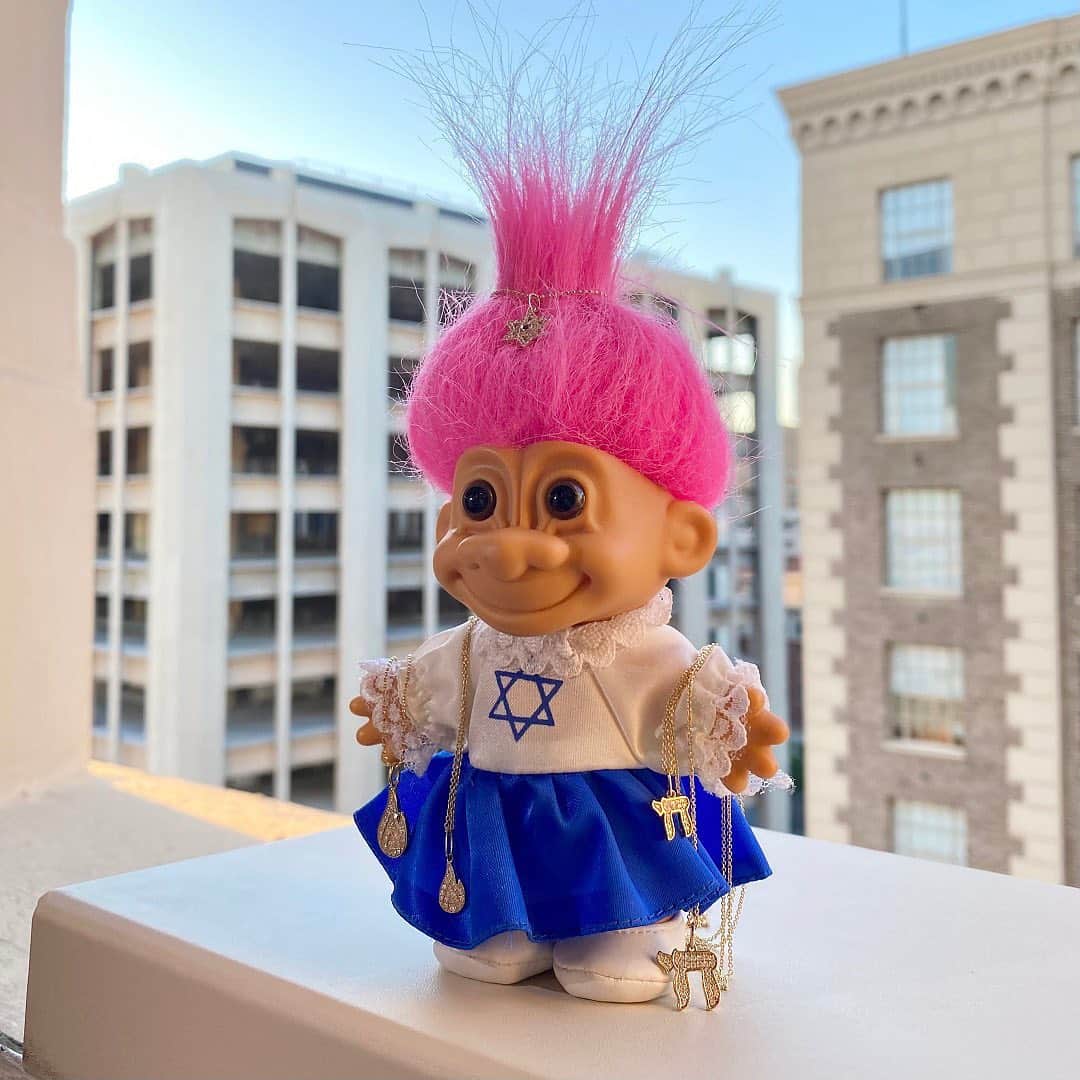 のインスタグラム：「Our holiday muse is back!  Happy Hanukkah from all of us at Sydney Evan!💙」