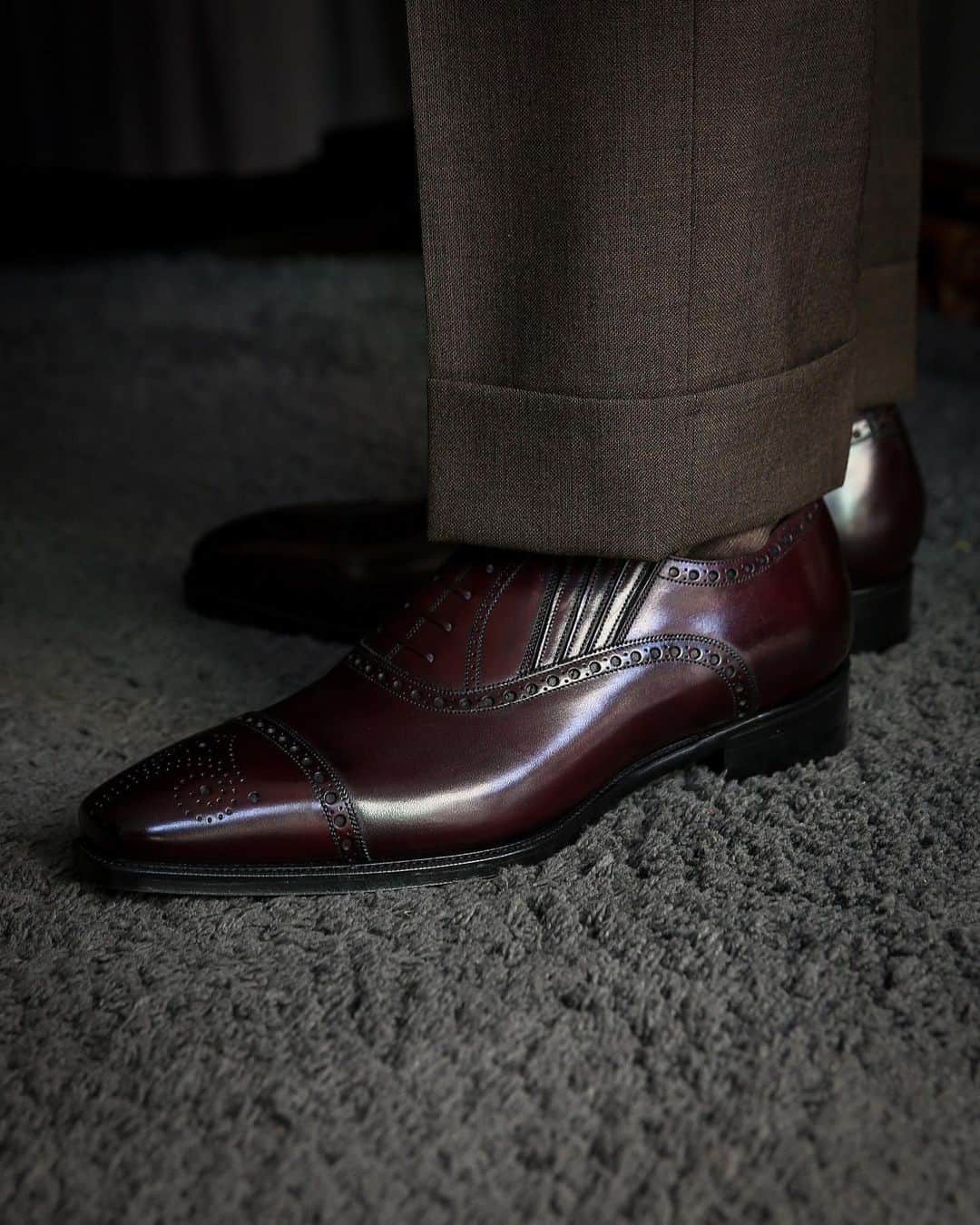 ガジアーノ&ガーリングのインスタグラム：「Gaziano Girling Chelsea II In Vintage Rioja On The TG73 Last.  Credit: @andreaseoul_yang . . . . . . . . .   #shoes #mensshoes #boots #mensboots #menboots #menshoes #shoegame #highendshoes #whatsonyourfeet #shoestyle #shoegamecrazy #shoegameonpoint #shoegamestrong #dapper #ootd #shoesaddict #shoesforsale #mensfashion #kickstagram #sotd #mensfashionpost #menswear #menwear #menstyle #mensstyle #shoegazing #shoestagram #shoeplug」
