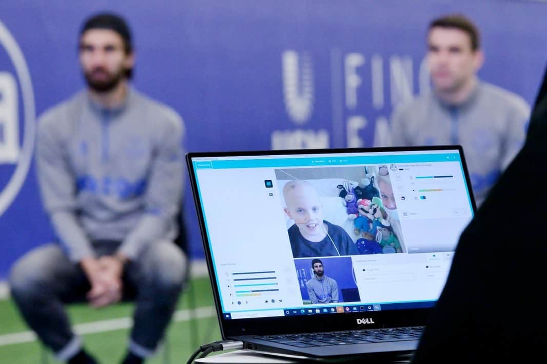 アンドレ・ゴメスさんのインスタグラム写真 - (アンドレ・ゴメスInstagram)「Had a chance to chat with some of @alderhey's patients, through a video call, in a unique experience that makes me happy and proud.   We weren't able to make our annual visit but we still want to be with them in this complex times. Stay strong! 🤞  @everton」12月12日 3時11分 - aftgomes21