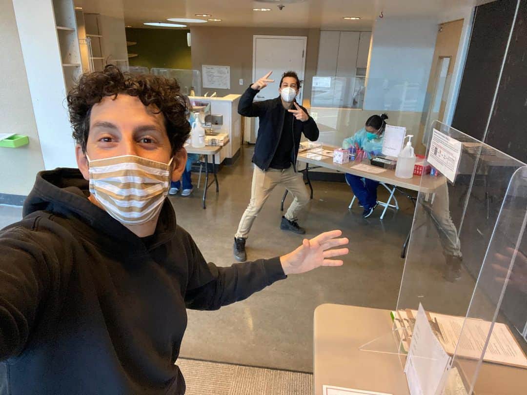 アダム・シャピロのインスタグラム：「Pre #neverhaveiever Covid tests photo series continues with the legendary @benanorris」
