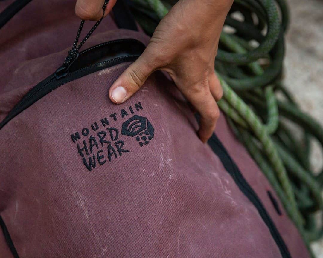 マウンテンハードウェアのインスタグラム：「Local gear shops keep the blood pumping to the heart of our outdoor community. For many of us, it’s where we found new sports or mentors and where we go to draw inspiration that we take into the mountains… But with in-store shopping scaled back this year, our brick-and-mortar partners are counting on us to pay it back this holiday season. Find your nearest shop using our Store Locator—link in bio. Photo: @ladylockoff.」