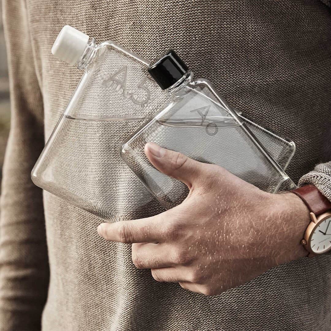 Design Milkさんのインスタグラム写真 - (Design MilkInstagram)「Perfect for hydrating on the go or just shuttling your water between your home office and your dining table, @memobottle is a must-have accessory in every #EDC. This weekend only, get 20% off when you buy any memobottle AND sleeve with the code MEMO20 at checkout! Choose from any size bottle and any of our selection of vegan leather or silicone sleeves, plus get free shipping on orders over $50. \\\ Tap the link in bio to shop the full collection 🔗 and order before December 14th to ensure your products arrive in time for the holidays! 🚨」12月12日 3時13分 - designmilk