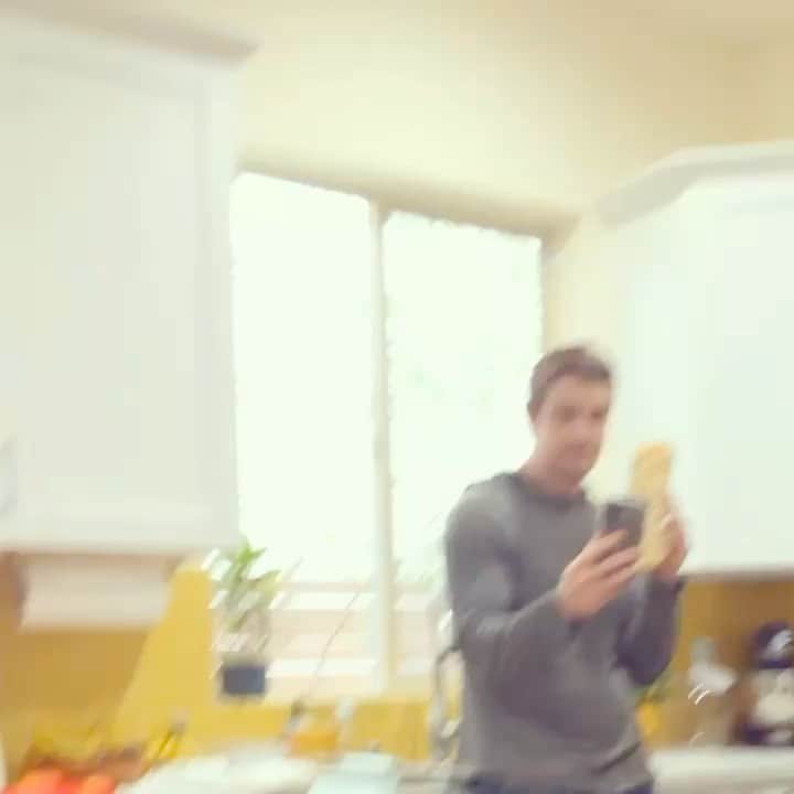 ロバート・バックリーのインスタグラム：「Behind the scenes look at my life as an influencer. . #RobertandJennyBuckley」